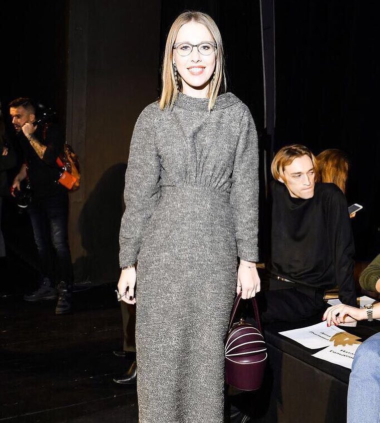 «Задом наперед?»: платье Ксении Собчак вызвало недоумение