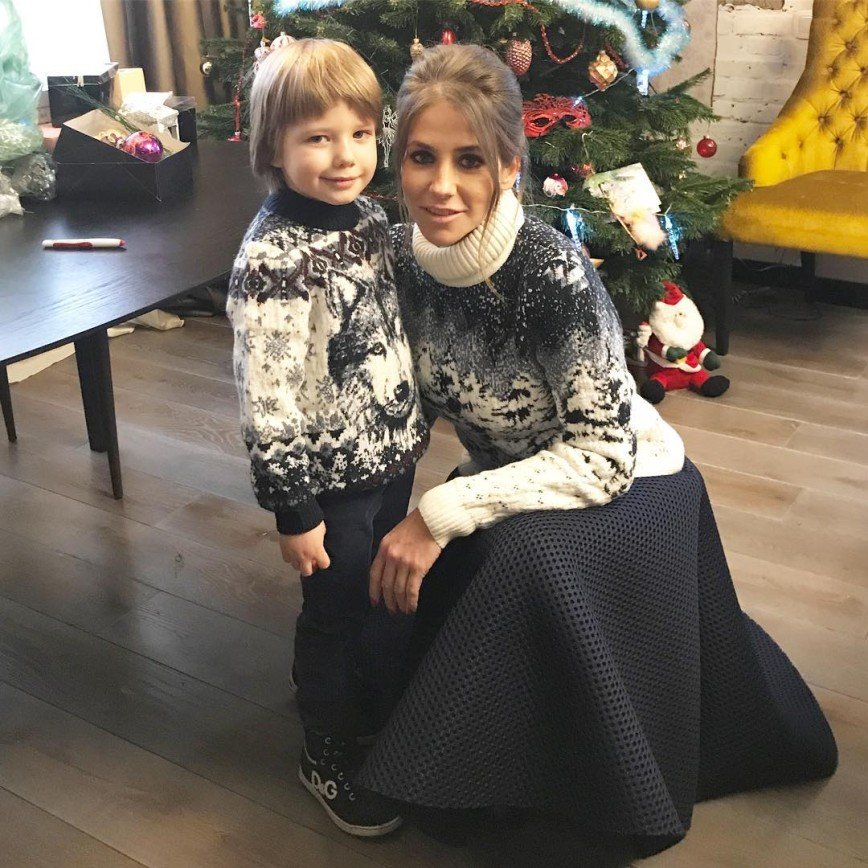 Юлия Барановская с сыном Арсением сразили семейным образом