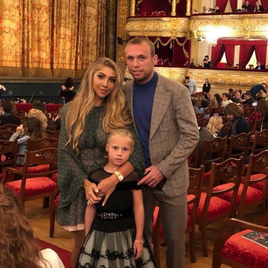 После 9 лет брака футболист Денис Глушаков разводится с женой