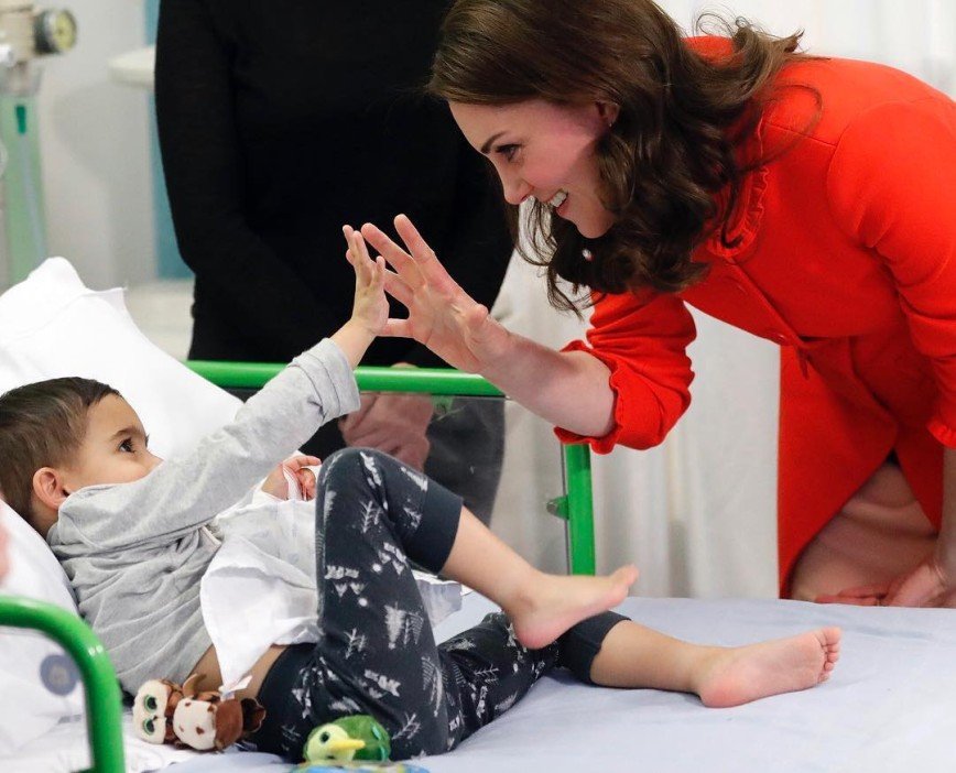«По стопам леди Ди»: Кейт Миддлтон на церемонии открытия детского медицинского центра