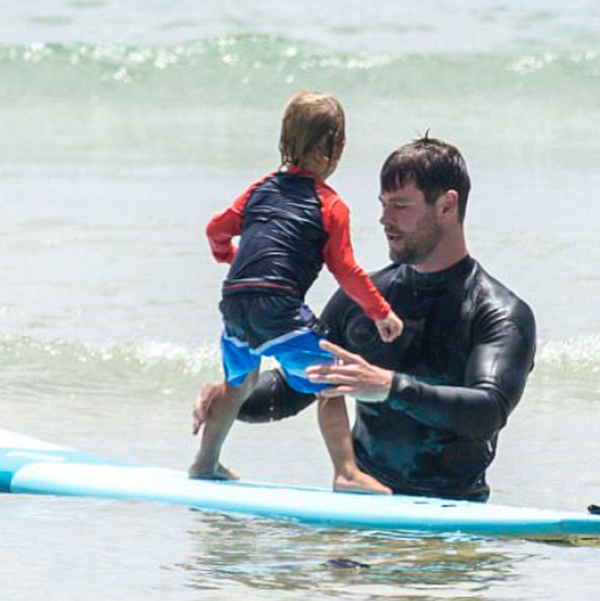 «Какой пример семьи»: Крис Хемсворт учит сына серфингу