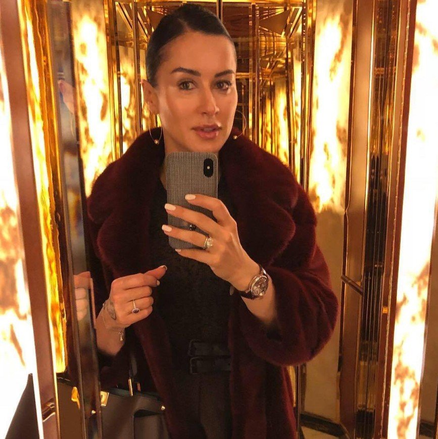 Красный в золоте: Тина Канделаки прокатилась в вип-лифте