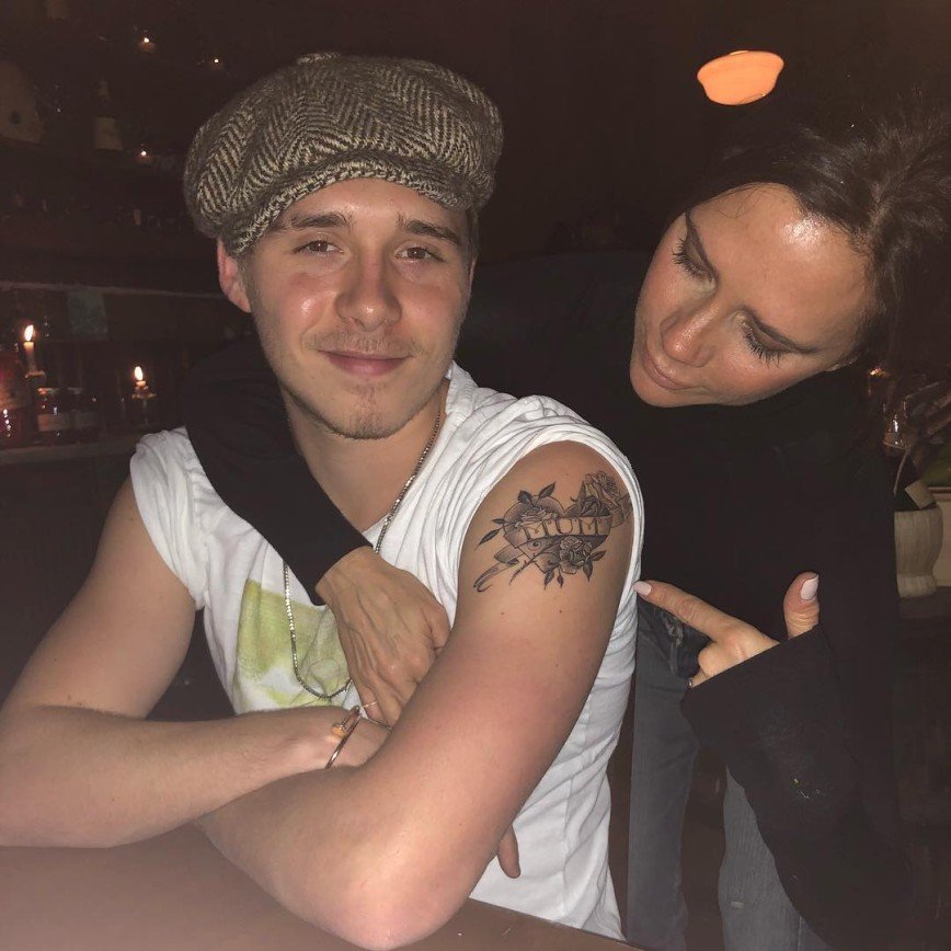 «Нет ничего важнее семьи»: сын Виктории Бекхэм сделал татуировку в честь матери