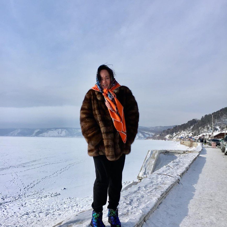 «Холодно на вас смотреть!»: Лариса Гузеева оделась не по погоде на Байкале