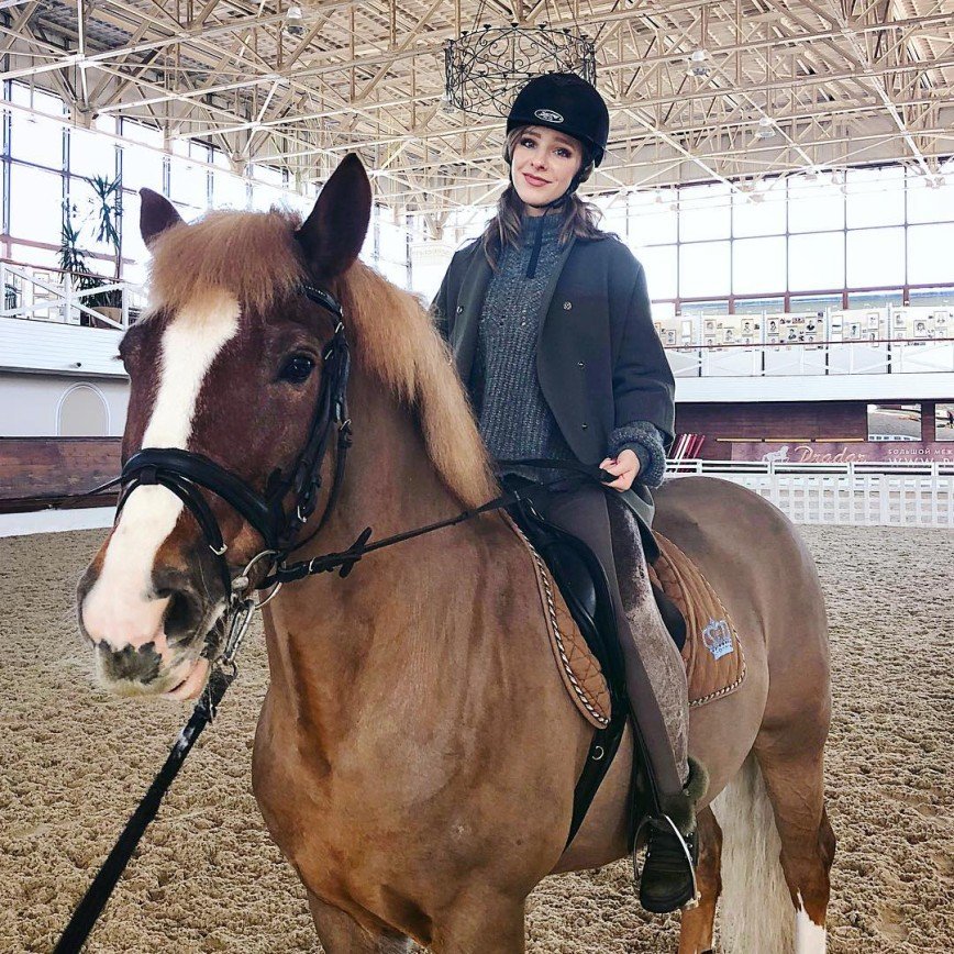 «Хорошо смотритесь в седле»: Лиза Арзамасова впервые села на лошадь