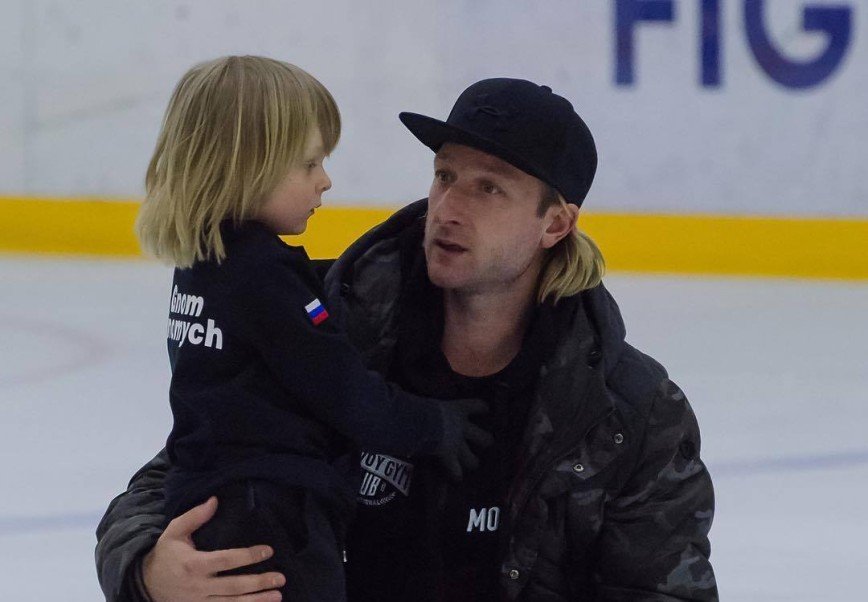 Не подвёл: 5-летний сын Евгения Плющенко выступил с отцом перед 3500 зрителями