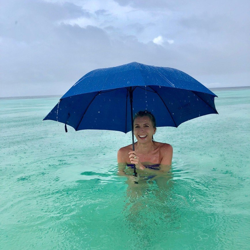 С зонтиком в море: Светлана Бондарчук показала причудливые снимки из отпуска