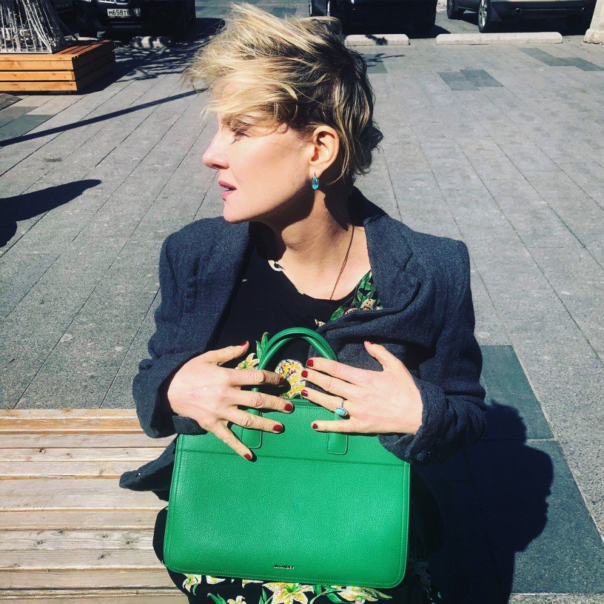 «Зеленое освежает»: Рената Литвинова в излюбленной манере похвасталась сумкой