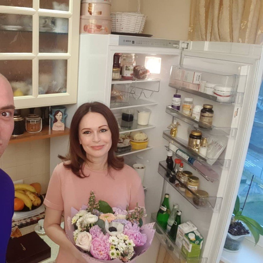 «Поэтому и мужья сбегают»: холодильник Ирины Безруковой удивил отсутствием сытной еды