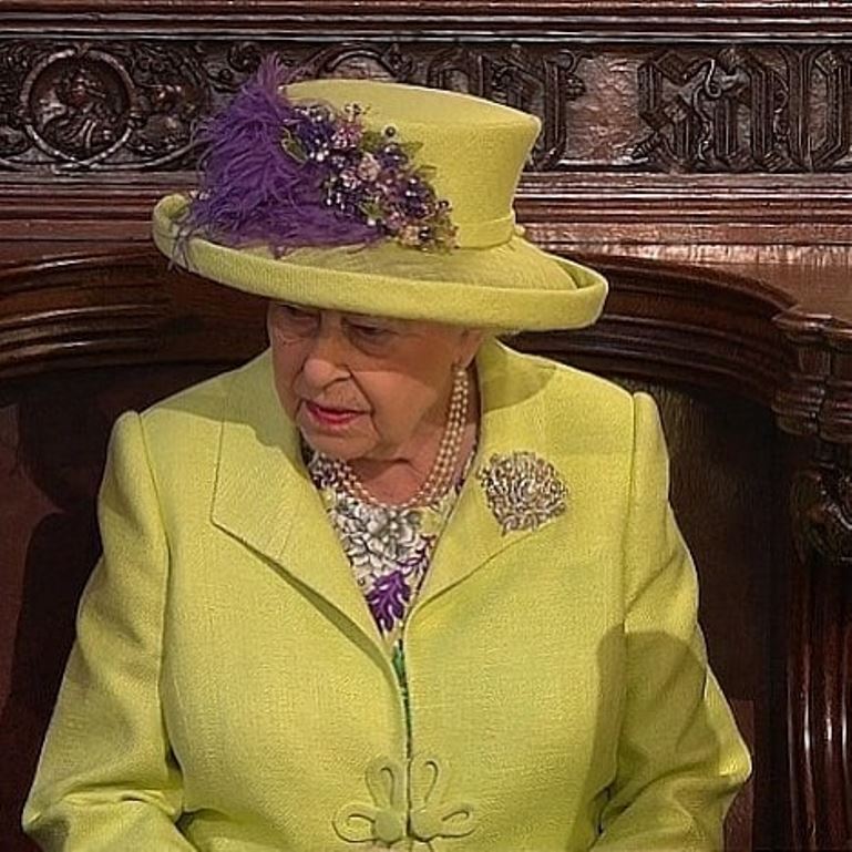 «По такому случаю можно»: королева Елизавета II удивила своим нарядом на свадьбе внука