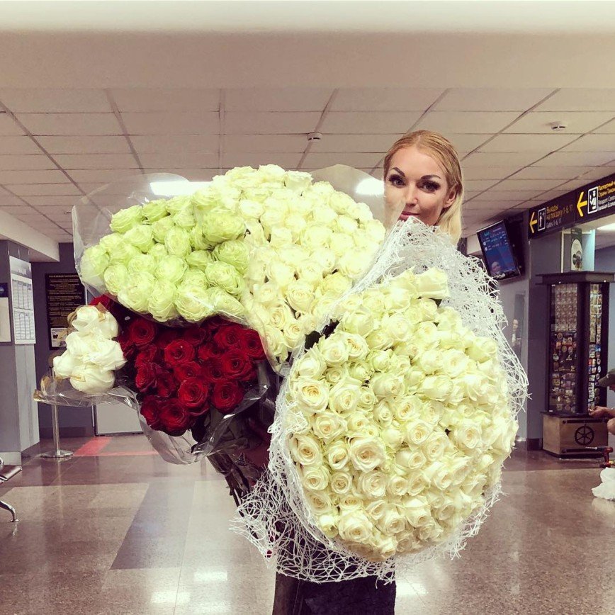 «Это полное неуважение к другим!»: цветы Волочковой заполнили эконом-класс в самолете