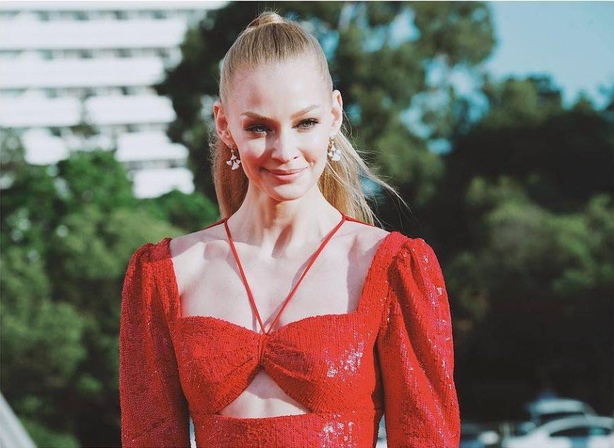 "Цвет не к лицу блондинке": бледная Светлана Ходченкова потерялась в красном платье