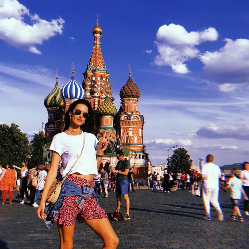 «Хоть посмотреть издалека»: Алессандра Амбросио прилетела в Москву на мундиаль