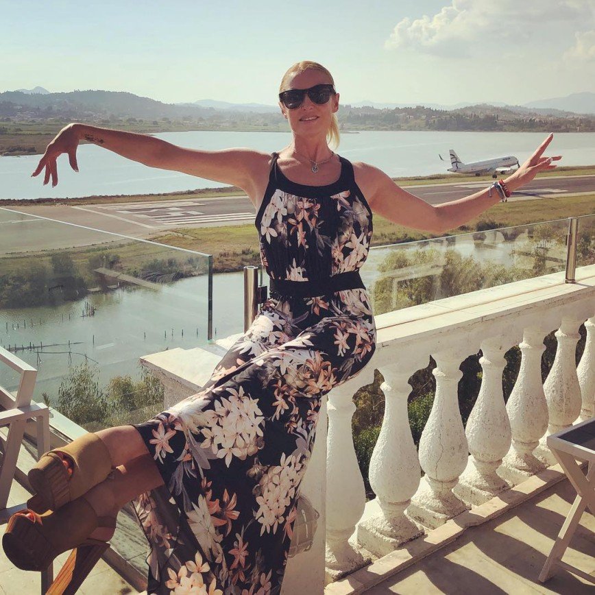 Анастасия Волочкова травмировала ногу на острове Корфу