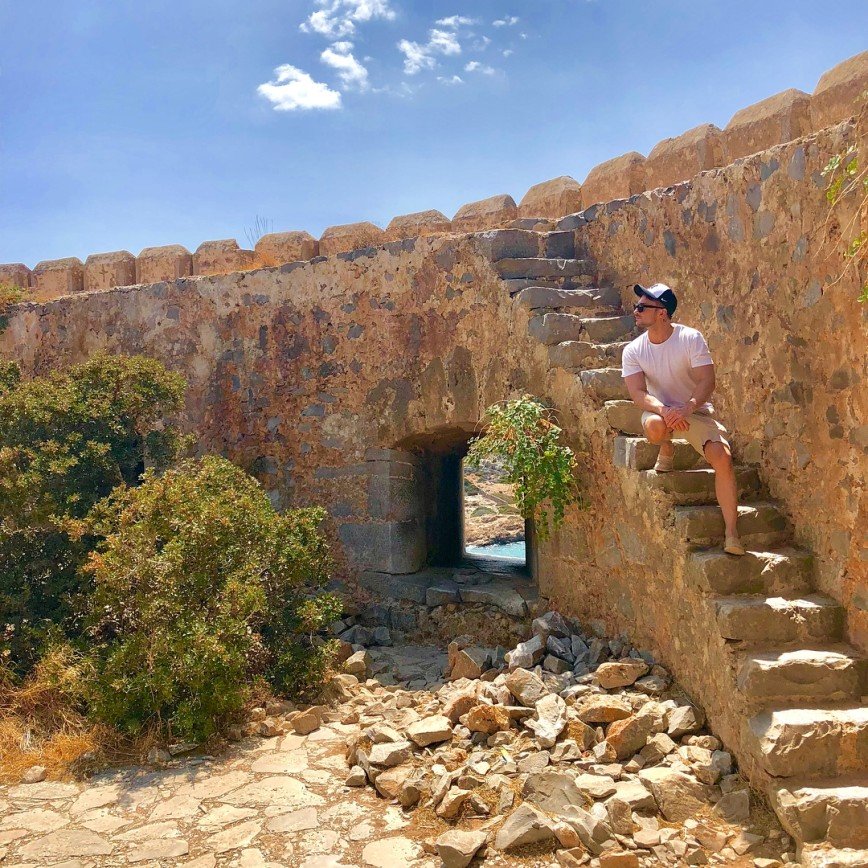 Сергей Лазарев посетил печальную достопримечательность Крита – остров Спиналонга