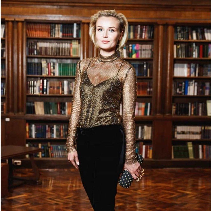 Полина Гагарина пришла в библиотеку на модный показ в прозрачном наряде