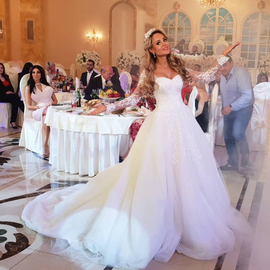 Анна Калашникова надела платье невесты в новом клипе