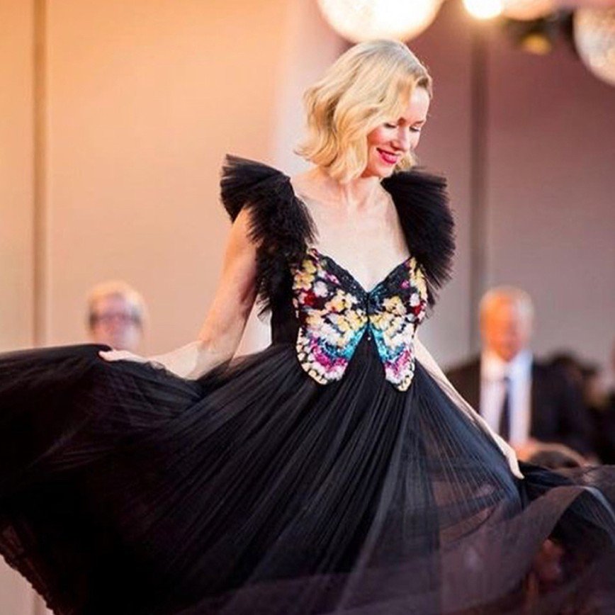 Наоми Уоттс предстала на Венецианском кинофестивале с затейливой бабочкой на груди