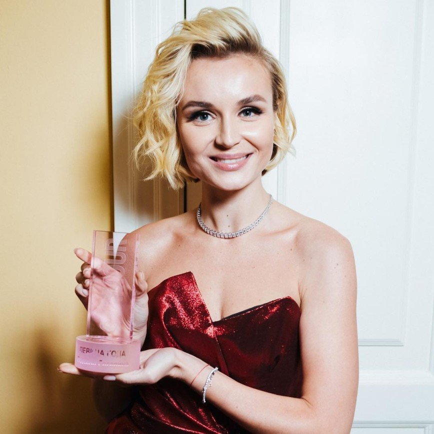 «Певица года» Полина Гагарина получила премию в экстремальном мини