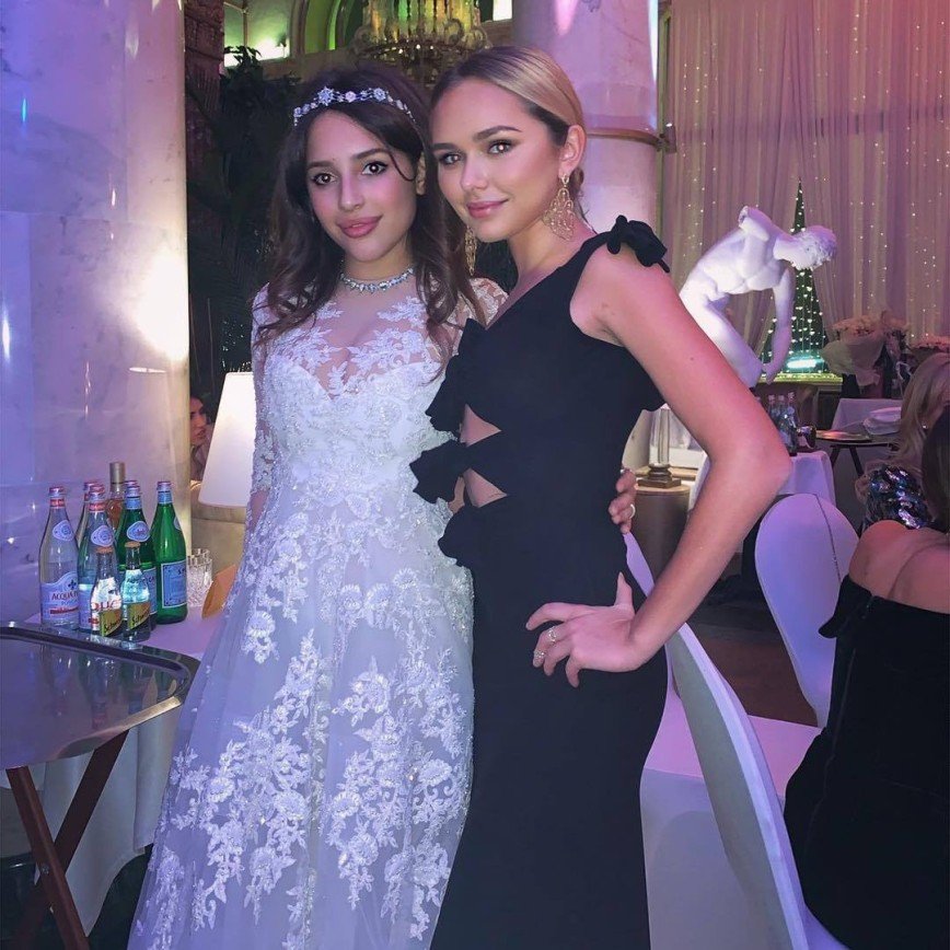 Стефания Маликова в замысловатом платье пришла на свадьбу дочери олигарха