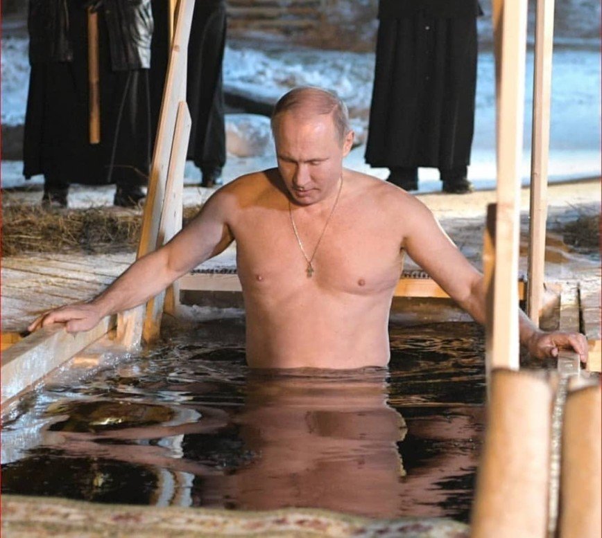 В проруби и в океане: как президент и селебрити отпраздновали Крещение