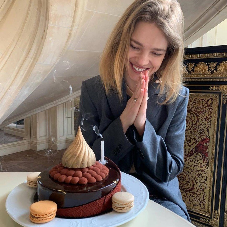 Наталья Водянова отпраздновала 37-летие шоколадным тортом