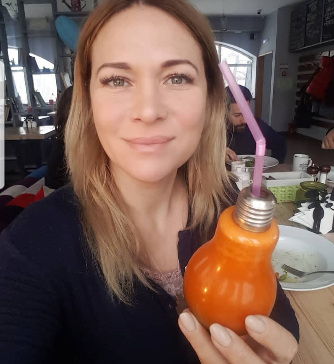 Нектарины и крепкий чай: Виктория Макарская поделилась средствами для свежести лица во время перелетов