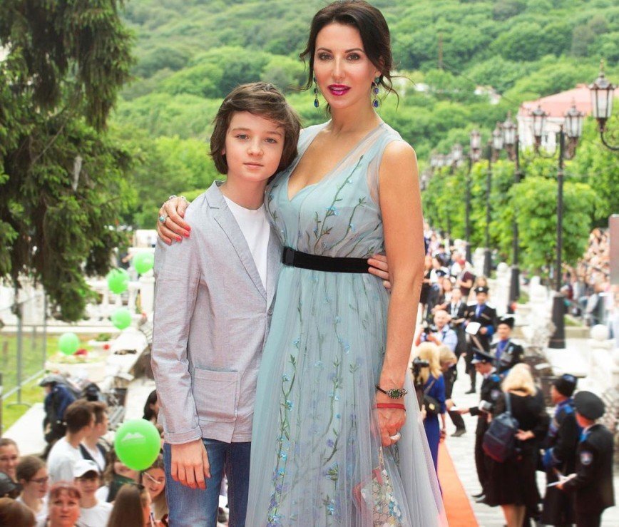 Алика Смехова вышла с сыном на красную дорожку кинофестиваля «Герой и время»