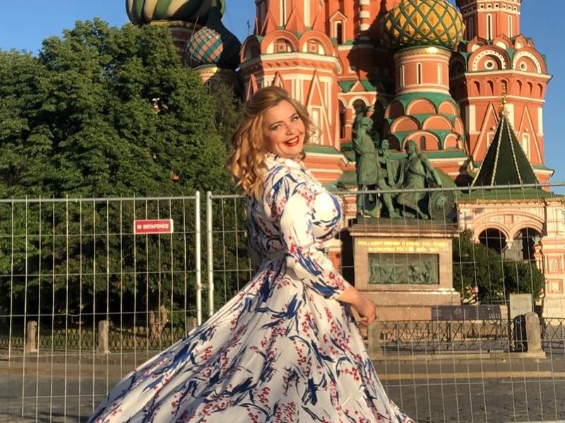 В красных туфлях на Красной площади: Ирина Пегова очаровала столичных модниц летним нарядом