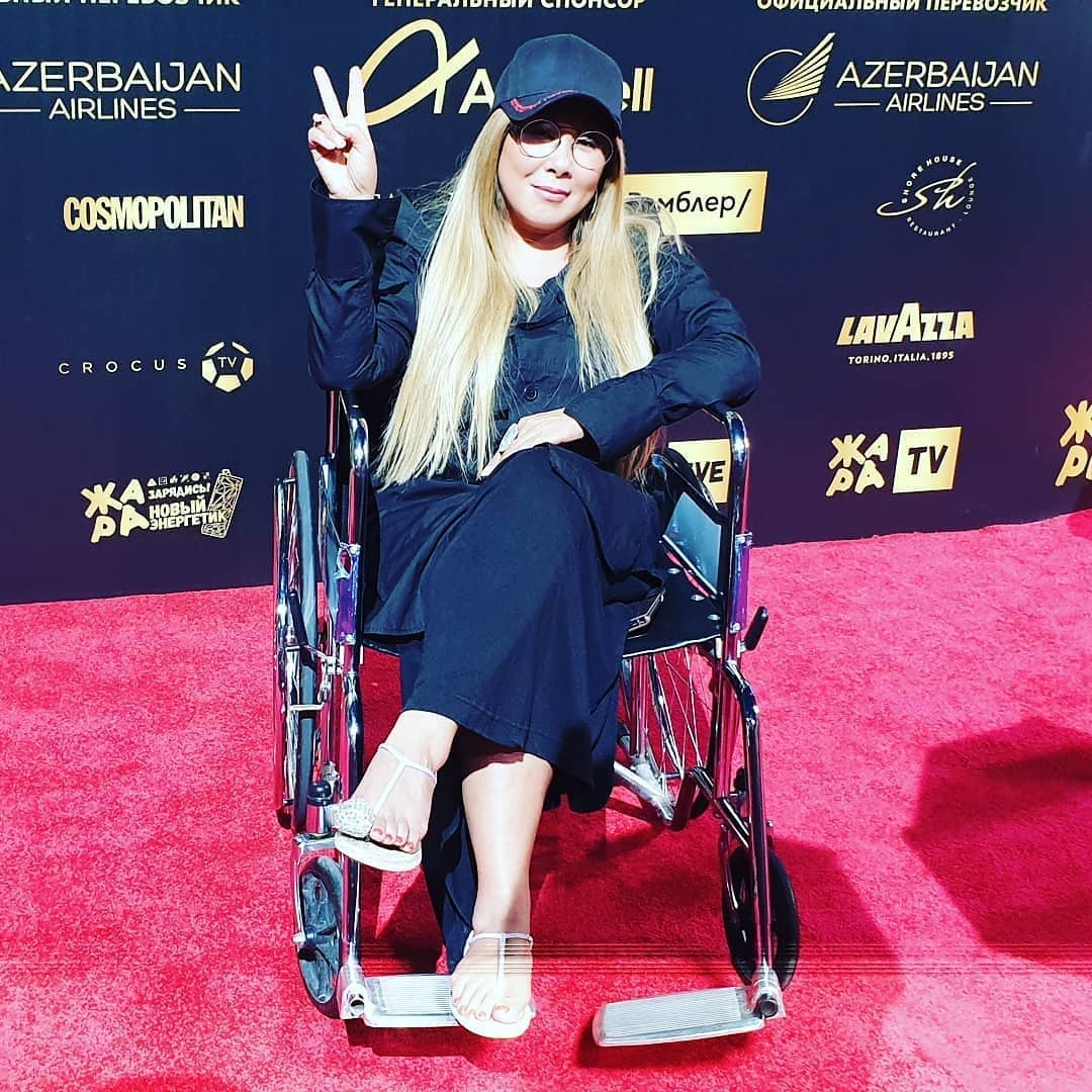 Анита Цой на «Жаре-2019» украсила травмированную ногу сверкающими стразами