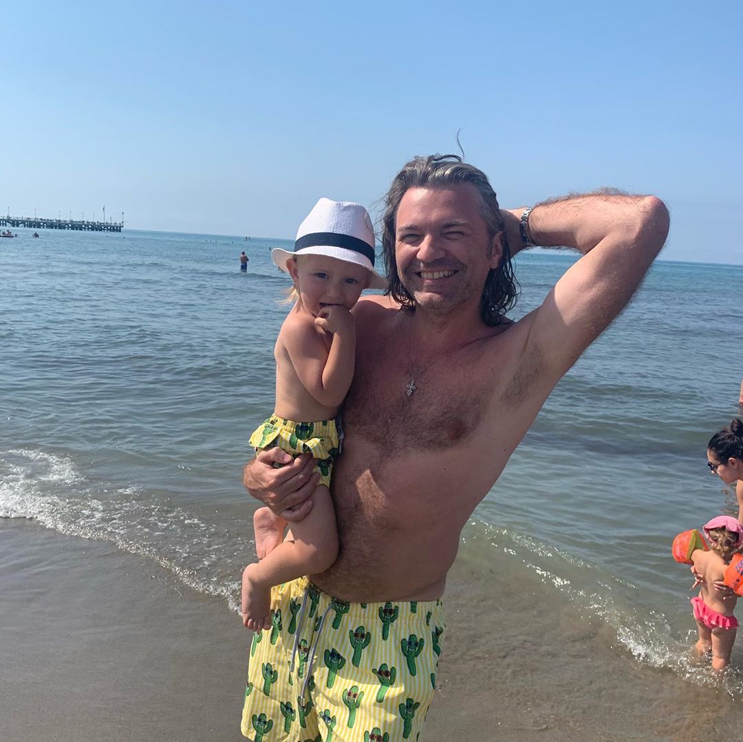 Парнишки в штанишках: Дмитрий Маликов с маленьким сыном отдыхают в Геленджике