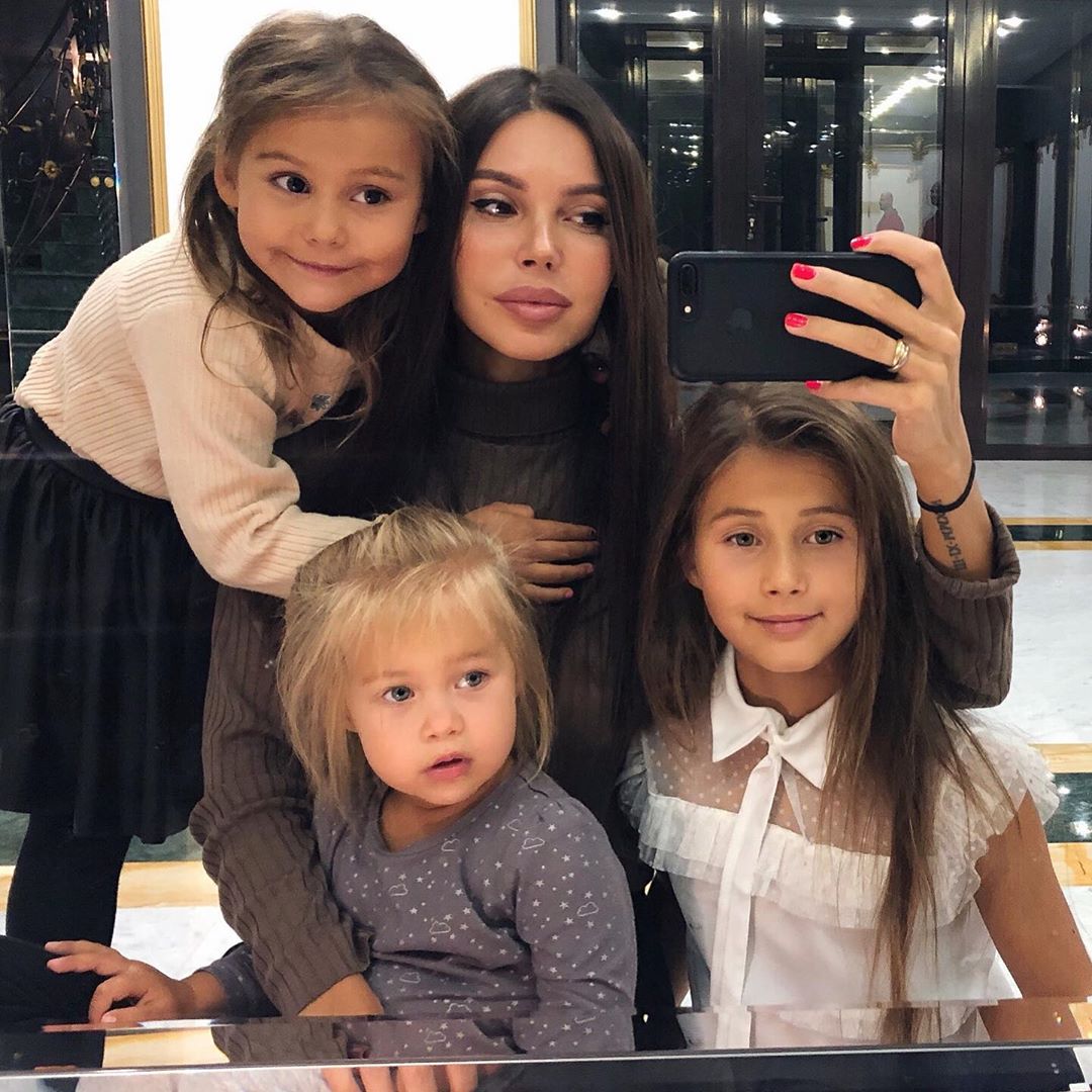 Лучше бы они играли в айпад: Оксана Самойлова показала, что устроили ее дочери в ванной