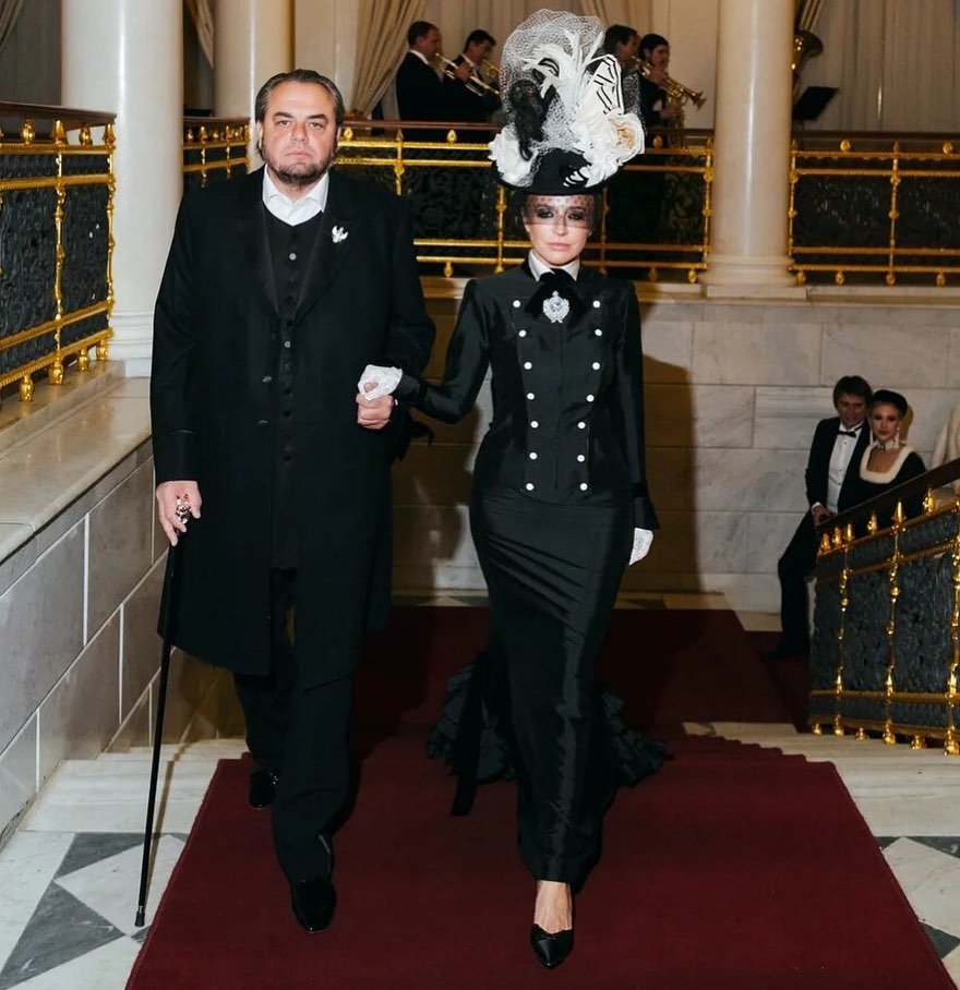 Похоронная королева: Виктория Шелягова пришла на светское мероприятие в шляпе для скачек