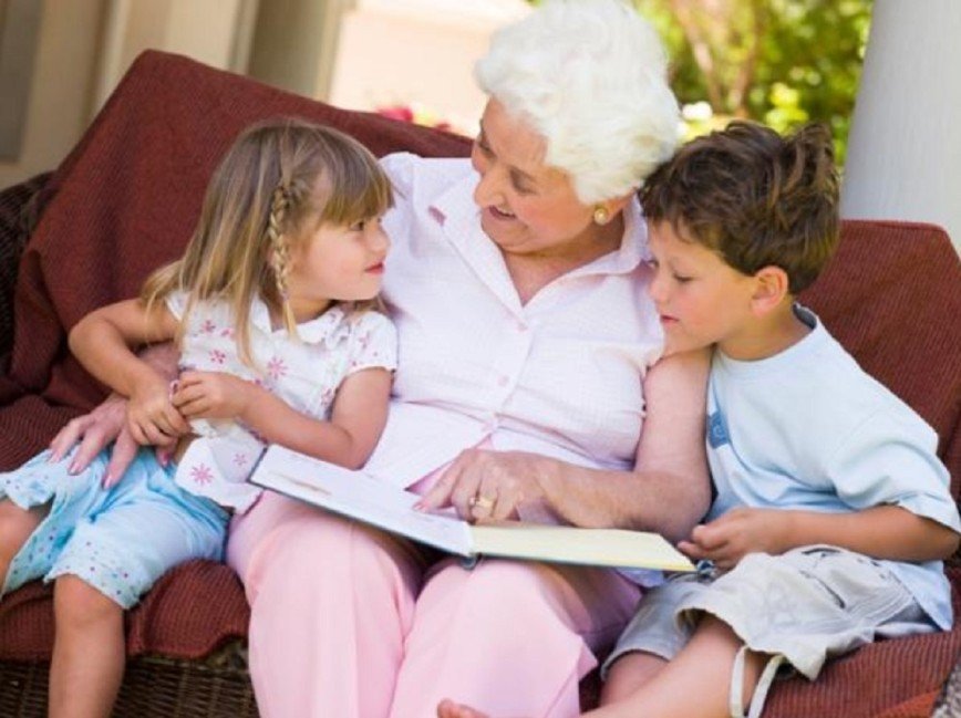 Дети и родная бабушка: стоит ли просить маму нянчиться  с внуками