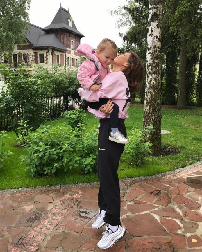 «Не отпускает»: Елена Темникова наслаждается общением с дочкой после гастролей