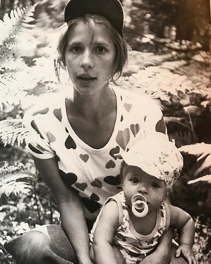 «Когда деревья были большими»: Анна Нахапетова показала снимок из детства с Верой Глаголевой