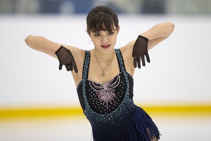 Евгения Медведева вышла на лед в эффектном костюме