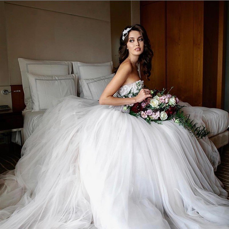 «В понедельник торжество?»: Анастасия Костенко показала фото в свадебном платье