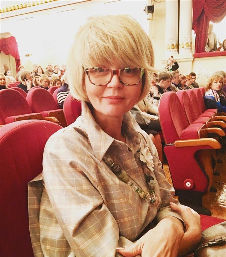 «Очень скучный образ»: поклонникам показалось неудачным фото Юлии Меньшовой в театре