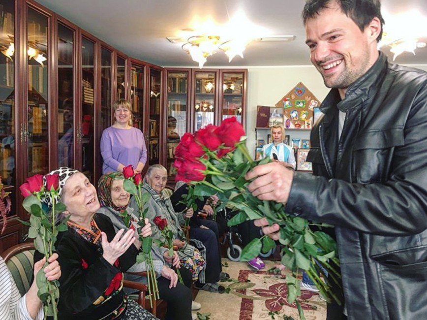 Данила Козловский преподнес розы ветеранам в доме престарелых