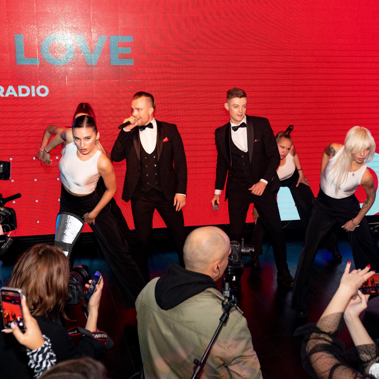 Красавцы Love Radio раскачали музыкальную индустрию танцевальной новинкой!