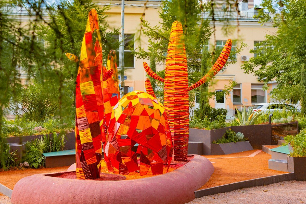 В московских летних садах расцвели лиатрис, гортензия и эхинацея: ландшафтные проекты фестиваля «Цветочный Джем» меняют цвет и форму