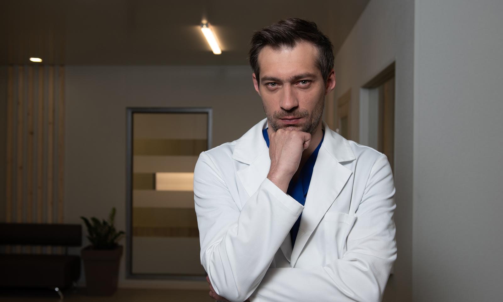 «Я всегда восхищался врачами»: актер Иван Бровин рассказал о сериале «Доктор Надежда»