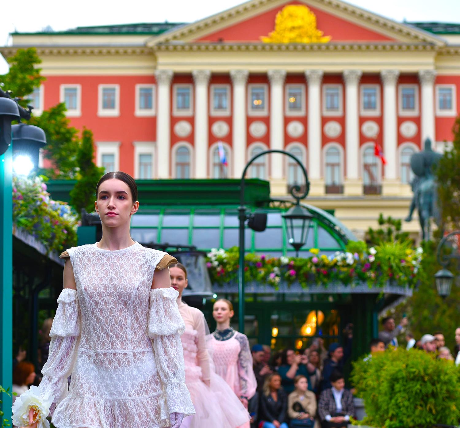 Скетчинг, коллаж, 3D-печать и дефиле: фестиваль «Модная столица» на Тверской площади