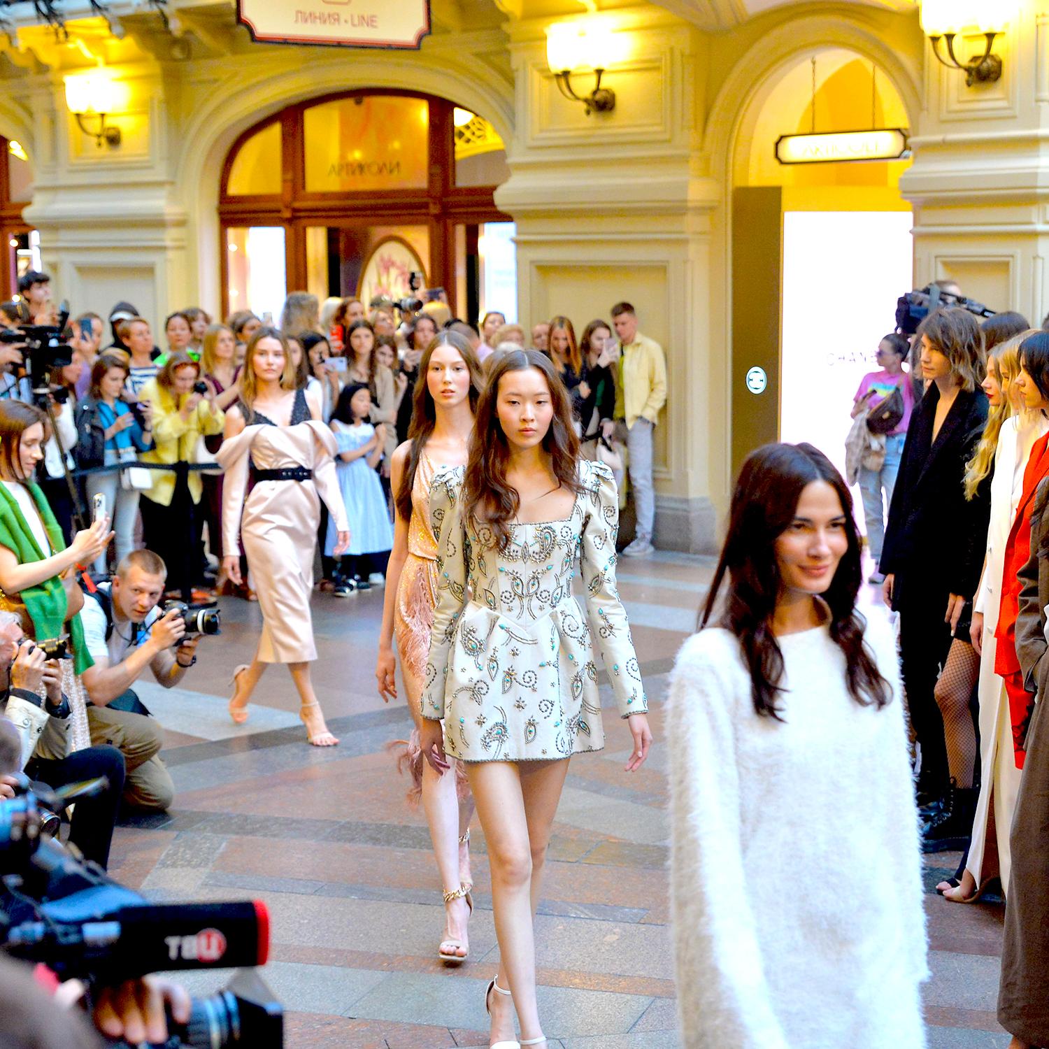 Бальное платье, наряд Алисы Коонен и пальто с кисточками: модели Надежды Ламановой и Веры Мухиной на фестивале «Модная столица»