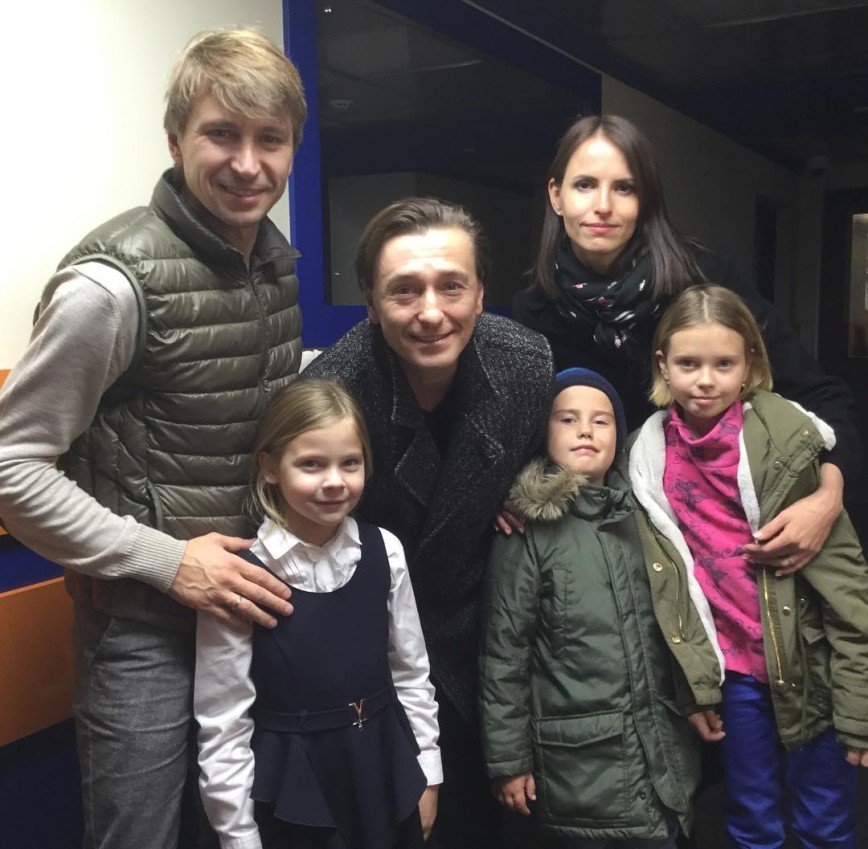 Сергей Безруков впервые вышел в свет со своими детьми 