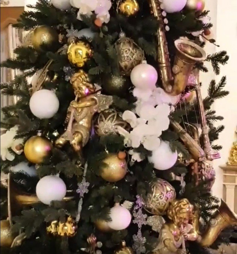 Жена Стаса Михайлова украсила новогоднюю ёлку золотыми игрушками