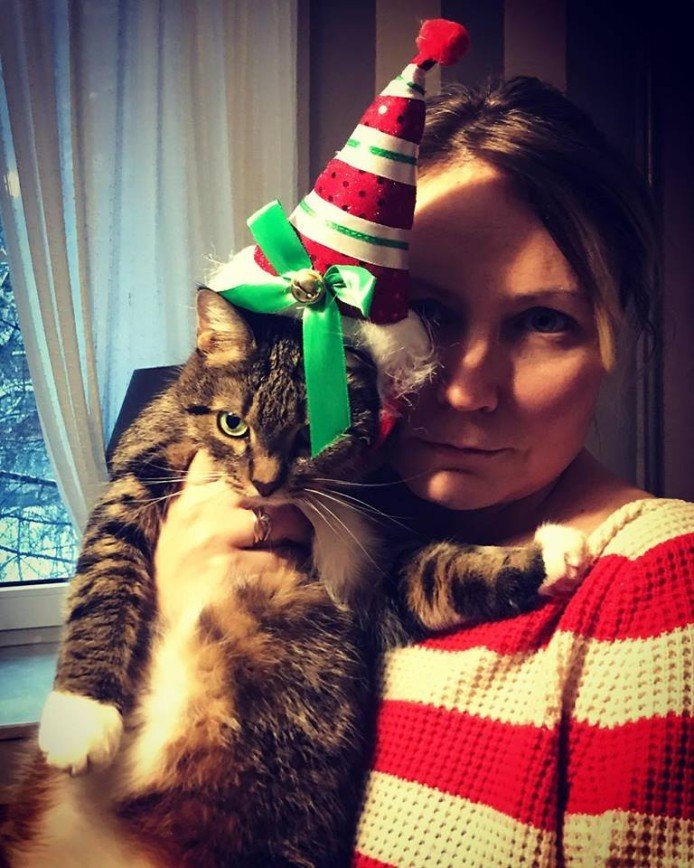 Журналист Алла Боголепова и ее предновогодний кот Карлуш