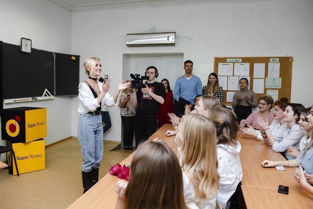 Полина Гагарина и Ёлка провели уроки музыки в московских школах
