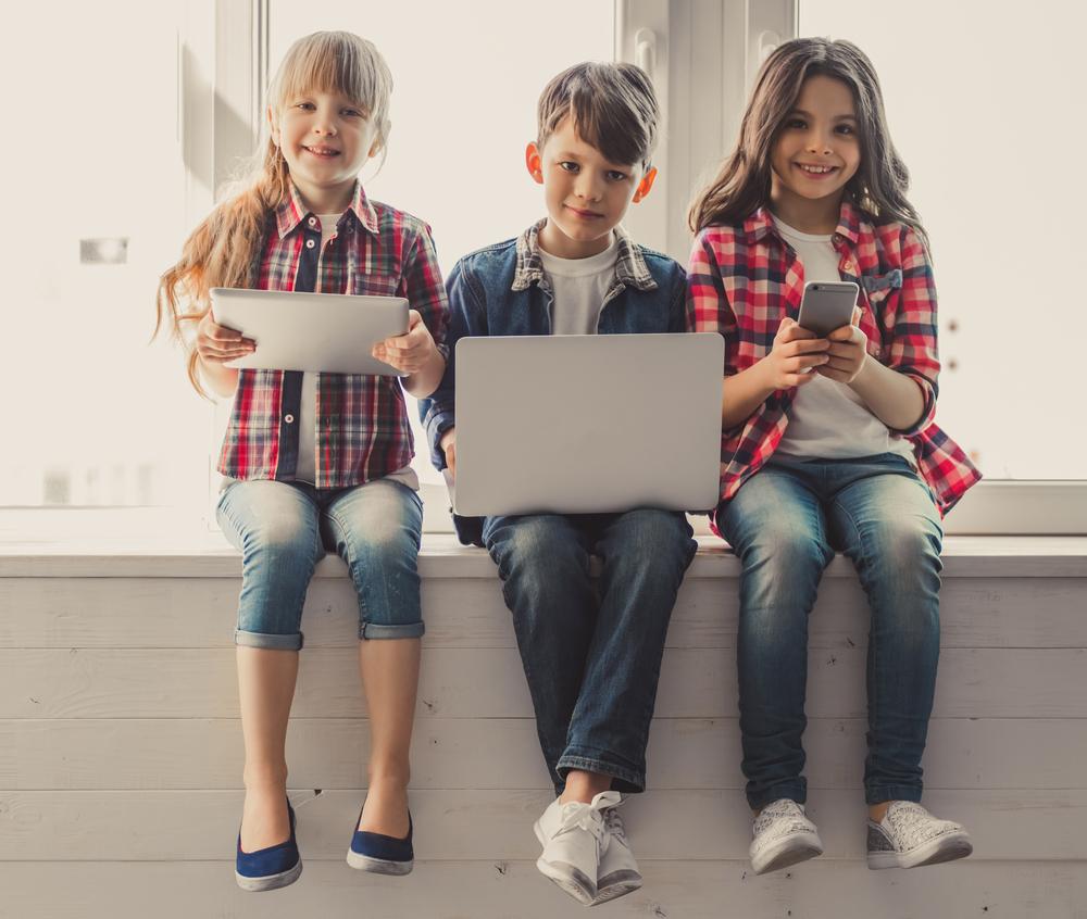 Лагерь в мониторе, кружок в планшете: чем занять ребенка летом в онлайне